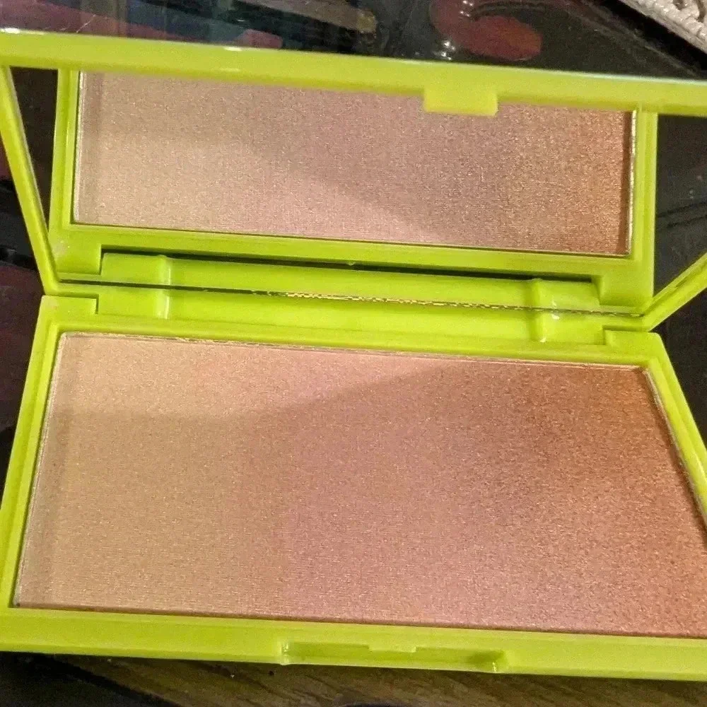 Brand New Unused Revolution X Emily In Paris Pimplelight Powder Highlighter